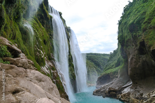 Magnificent view of the Tamul waterfall, San Luis Potosi © @Nailotl