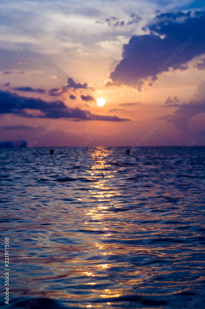 Obraz premium Amazing sea sunset, the sun, waves, clouds