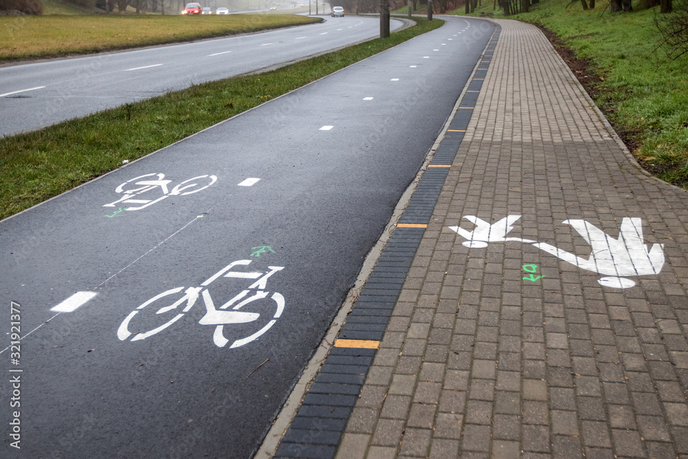 Obraz premium Bicycle and walking path in the city