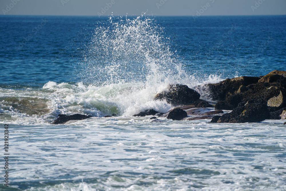Fototapeta premium waves crashing on rocks