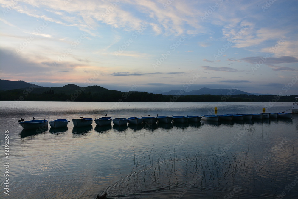 Naklejka premium BOTES EN UN LAGO