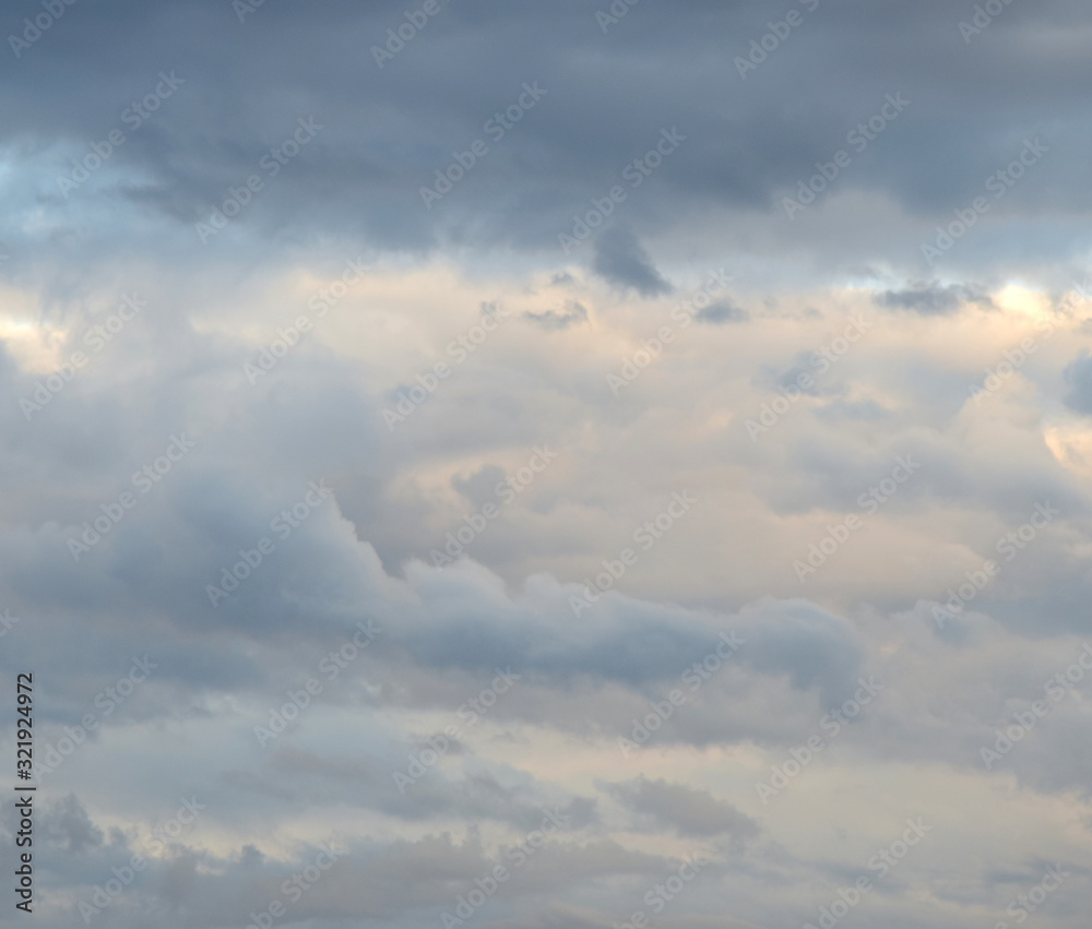 Faszinierende Wolkenstimmung am Himmel nach einem Regenschauer Faszinierende Wolkenstimmung am Himmel nach einem Regenschauer