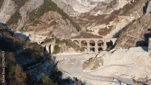 Video aereo dei ponti delle cave fantiscritti di Carrara