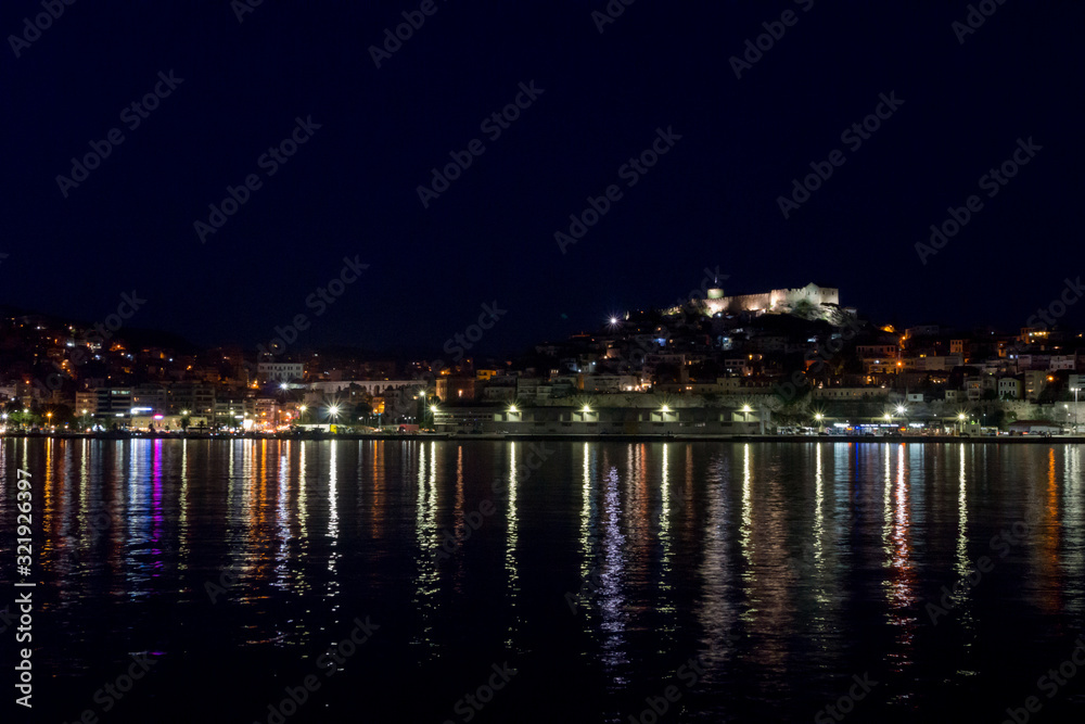 Hafen von Kavala bei Nacht mit Blick auf die Burg