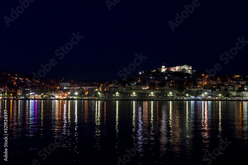 Hafen von Kavala bei Nacht mit Blick auf die Burg © m4ry