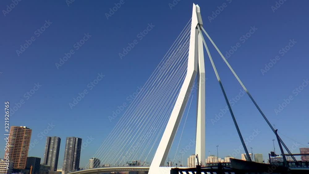 Tilt shot van de Erasmusbrug in Rotterdam. Tilt shot van de Erasmusbrug in Rotterdam.