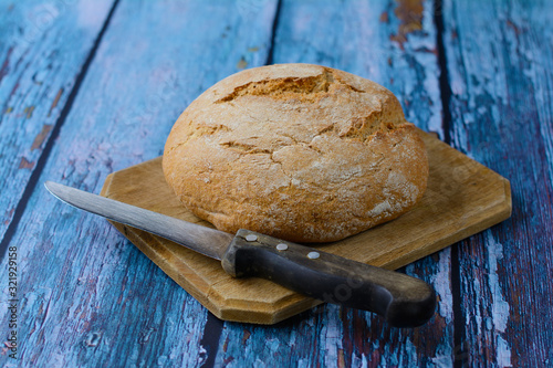 Fotografie Fresh homemade leavened round bread on the cutting board