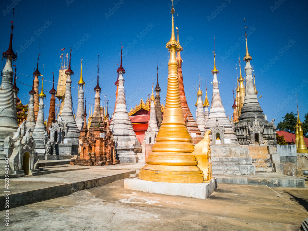 Fototapeta premium Shwe Inn Dein Pagoda, lake Ile, Myanmar