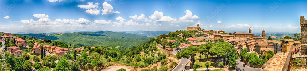 Fototapeta premium Panoramic view of a beautiful landscape around Montalcino, Tuscany, Italy