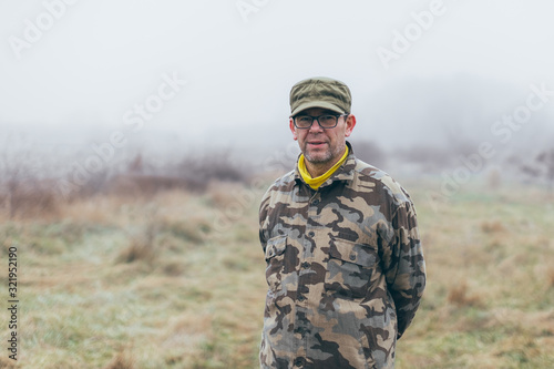 Fotografia experienced senior army commander standing ready