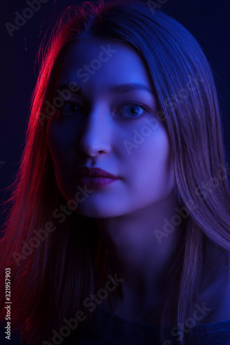 Obraz na płótnie Fashionable Artistic Portrait Of A Beautiful Female Model In Bright Lights w salonie