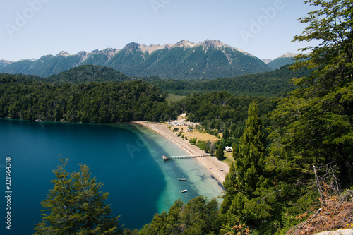 Vista increible del lago espejo en la patagonia argentina