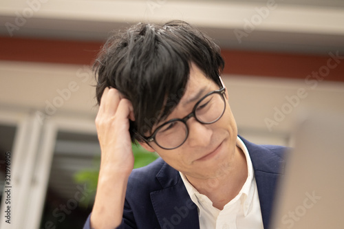 頭を抱えるサラリーマン