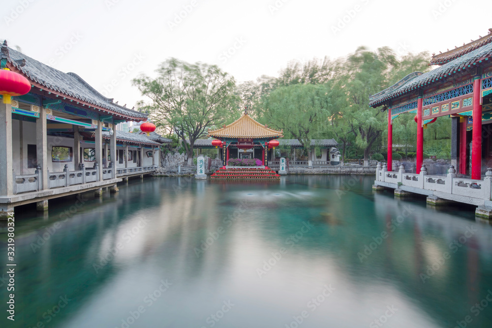 Φωτογραφία The Baotu Spring(or spouting spring) is a culturally significant artesian karst spring located in the city of Jinan,Shandong,China