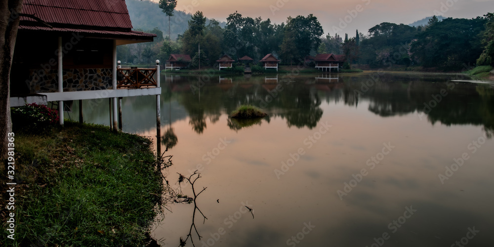 Obraz premium Twilight on the lake in the jungle