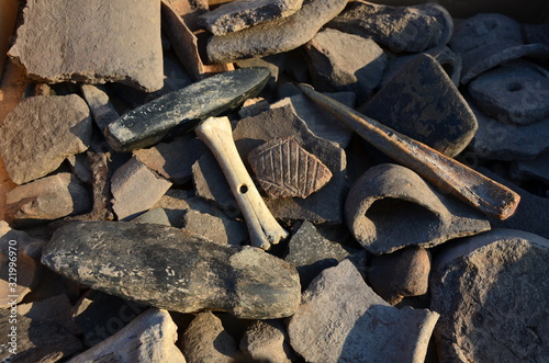 Φωτογραφία archaeological finds of vessels and tools from the Stone Age