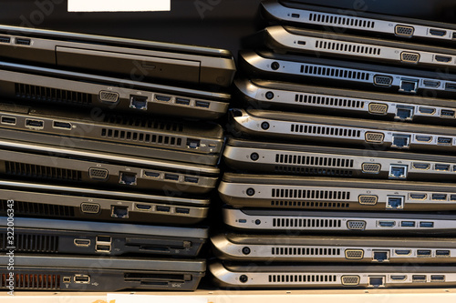 Des piles d'ordinateurs portables usagés en attente de recyclage