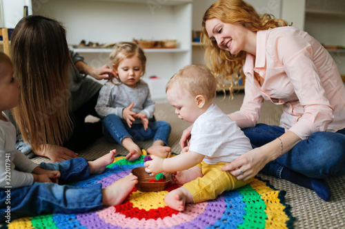 Foto Group of mothers with babies in montessori center