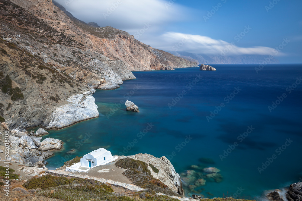 Côtes grecques avec la mer bleue et les rochers blancs 