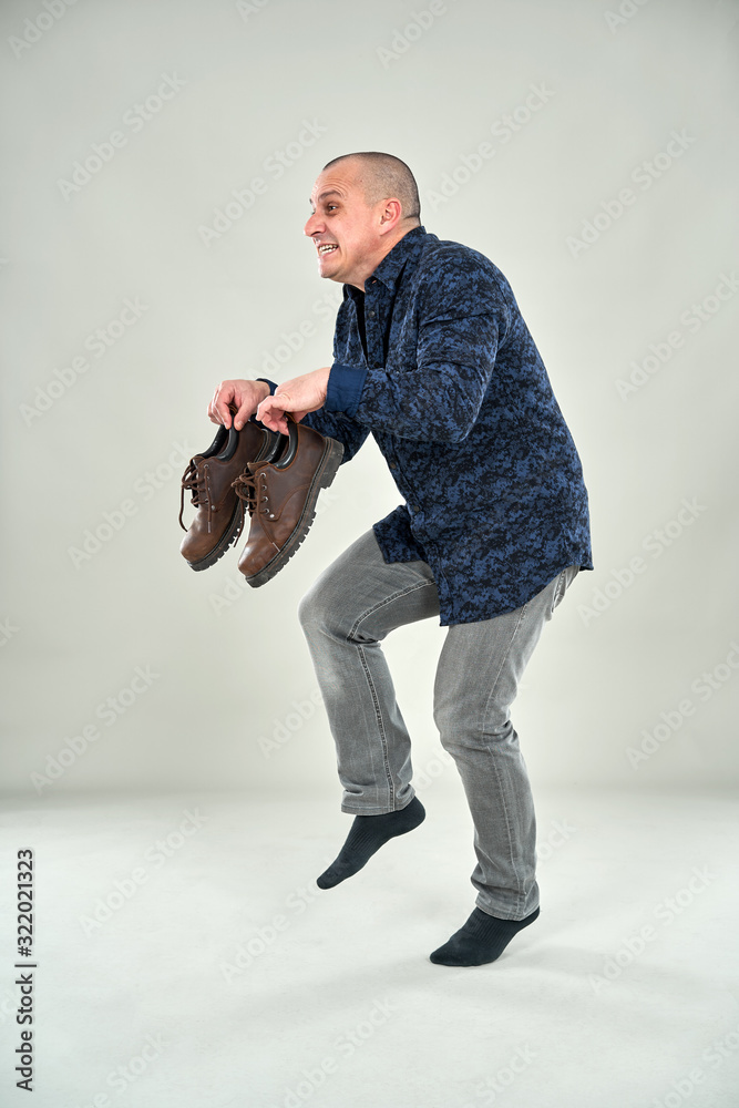 человек крадется. крадется на цыпочках. крадущийся человек. мужчина крадется. крадущийся человек.