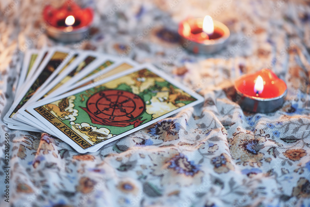 Φωτογραφία Tarot card with candlelight on the darkness background for Astrology Occult Magi