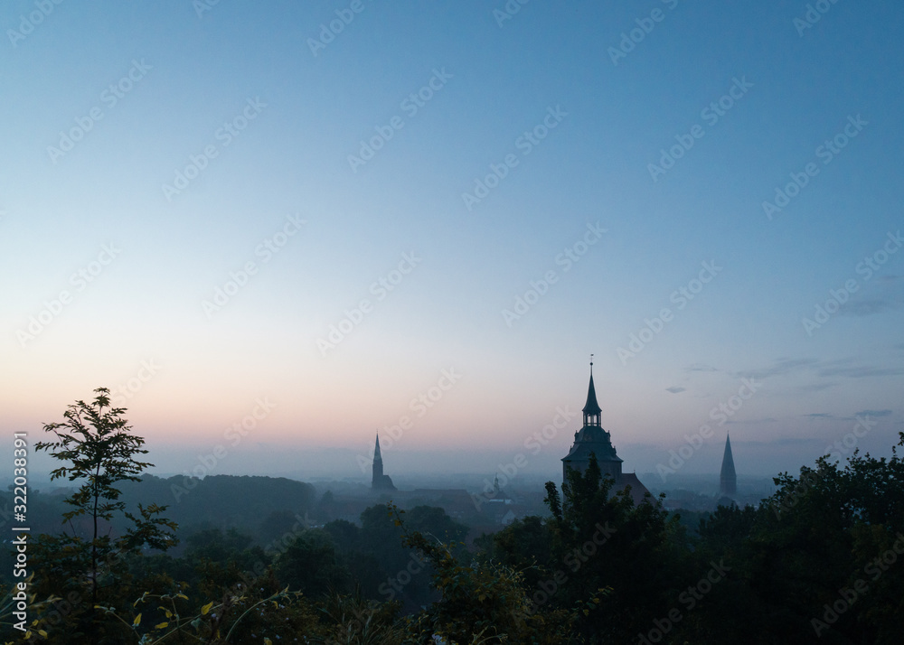 Sonnenaufgang im Nebel über Lüneburg