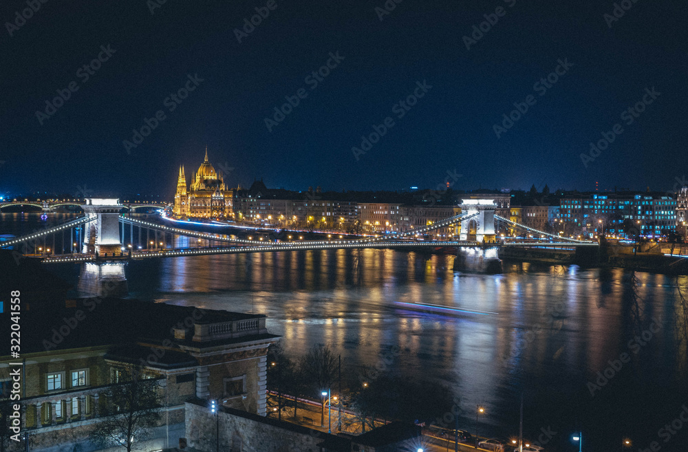 Fotografía del paisaje nocturno del río Danubio 