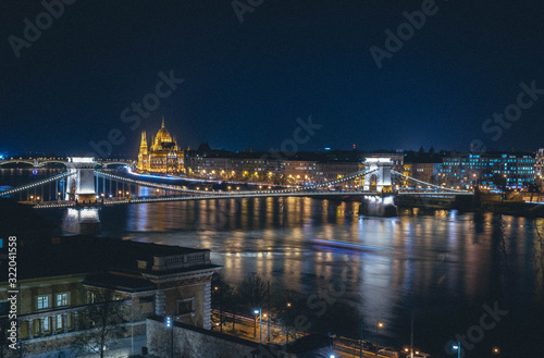 Fotografía del paisaje nocturno del río Danubio 