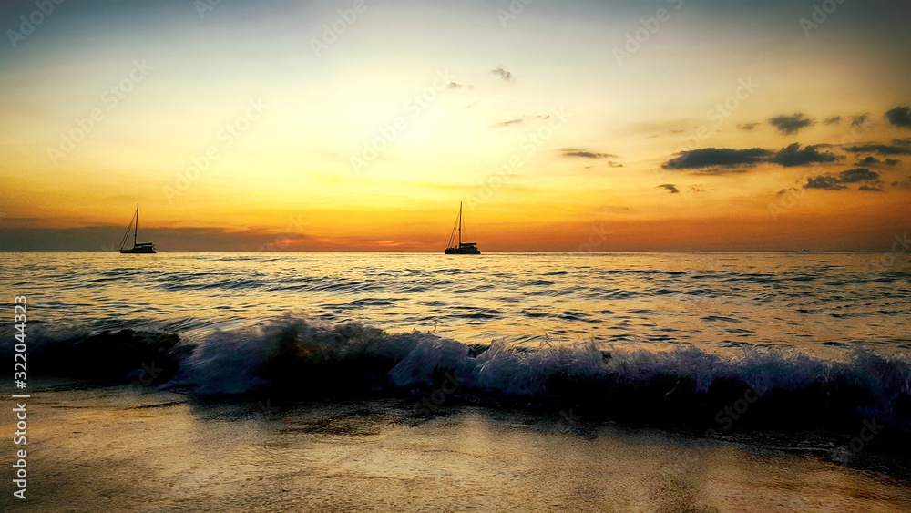 Obraz premium Sunset on the Karon beach, Phuket, Thailand