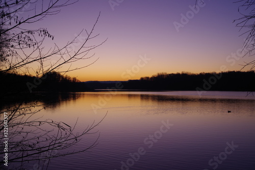 Lever de soleil sur le lac en hiver