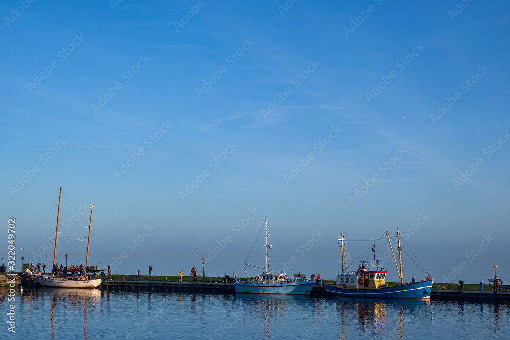 Blick in den Hafen von Volendam/Niederlande an einem sonnigen Wintertag