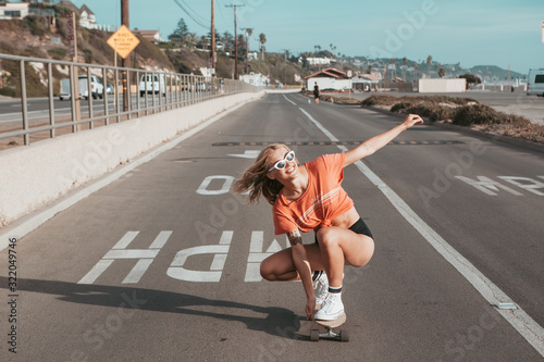 Foto skater girl skating on street in malibu.