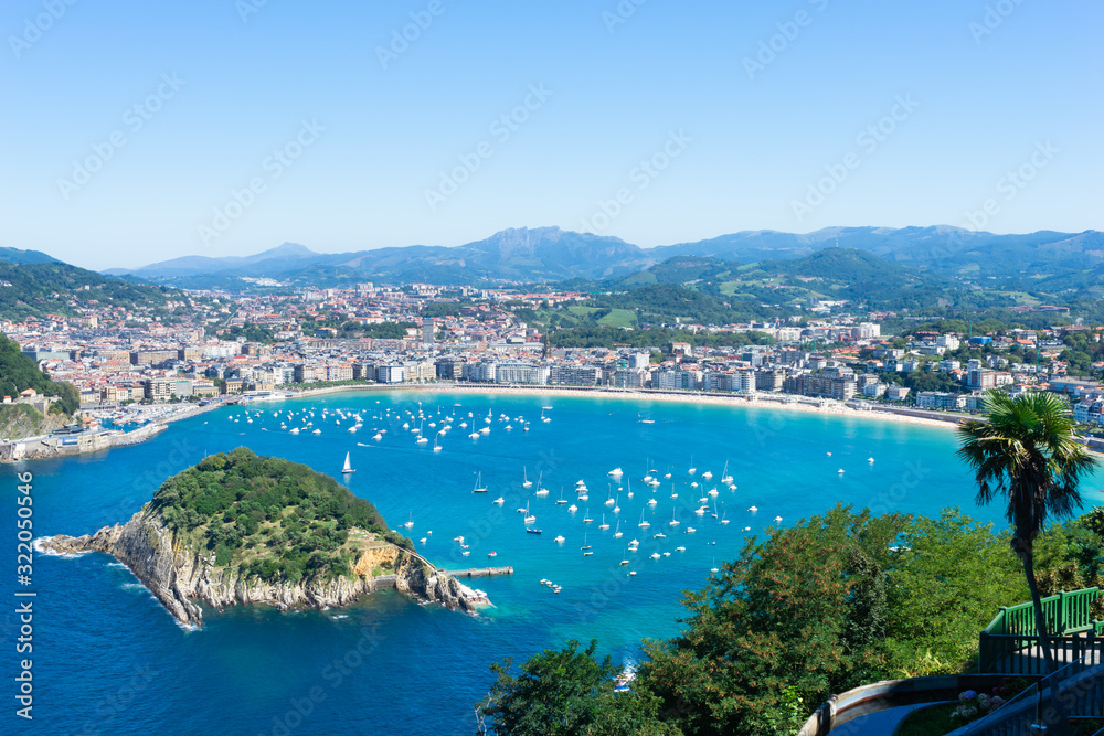Naklejka premium Zatoka Concha z wyspą Santa Clara. San Sebastian, kraj Basków w Hiszpanii.