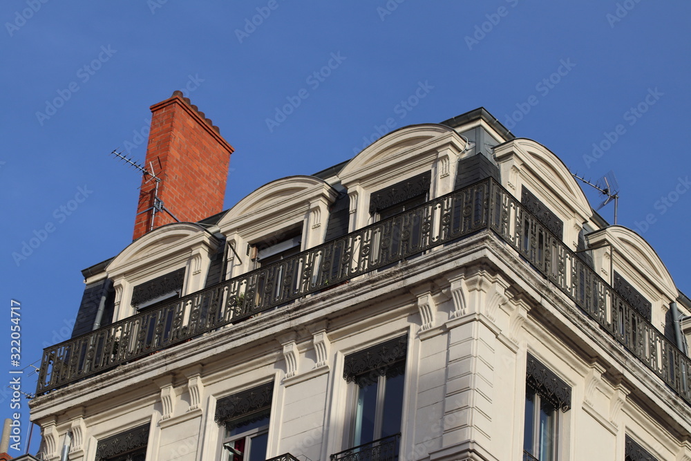 Façade d'immeuble typique lyonnais place Bellecour dans le 2 ème arrondissement - Ville de Lyon - Département du Rhône - France