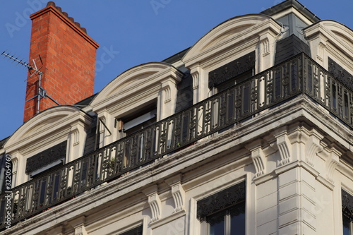 Façade d'immeuble typique lyonnais place Bellecour dans le 2 ème arrondissement - Ville de Lyon - Département du Rhône - France