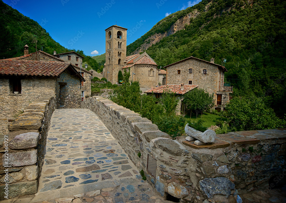 Pueblo rural con su puente de piedra