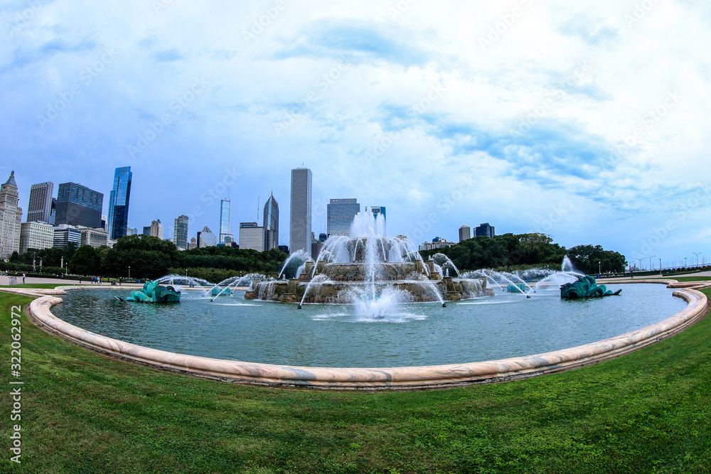 Fototapeta premium Central Fountain in the Heart of Chicago, USA