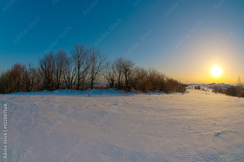 Obraz premium sunrise in the winter mountains on a sunny day