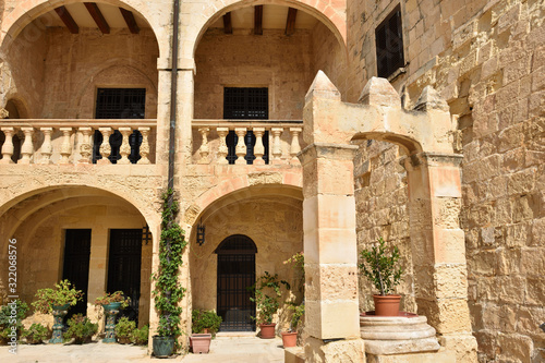 Cuadro en lienzo Fort St Angelo (Forti Sant Anglu), beautiful inner courtyard of Magisterial Pala