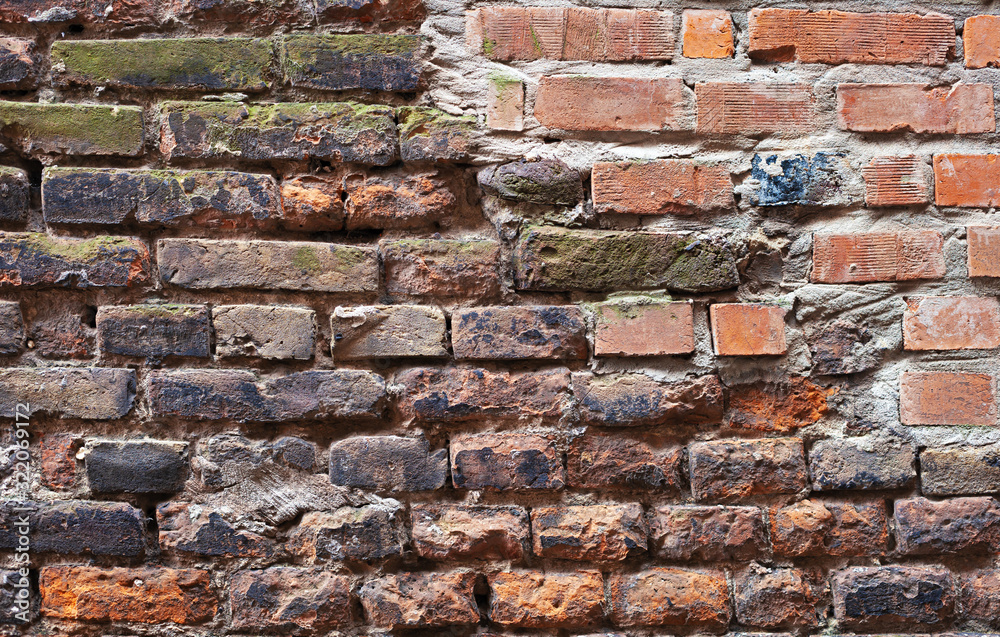 Naklejka premium Aged brick wall with cracked plaster background