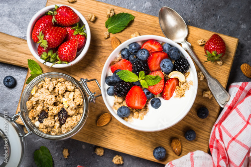 Greek yogurt granola with fresh berries .