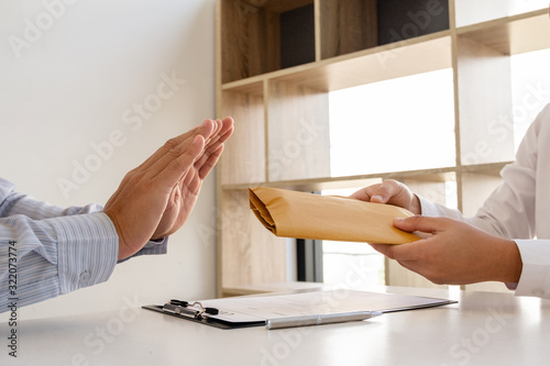 Εκτύπωση καμβά The businessman denies the money in envelope proposed by his partner to bribe th