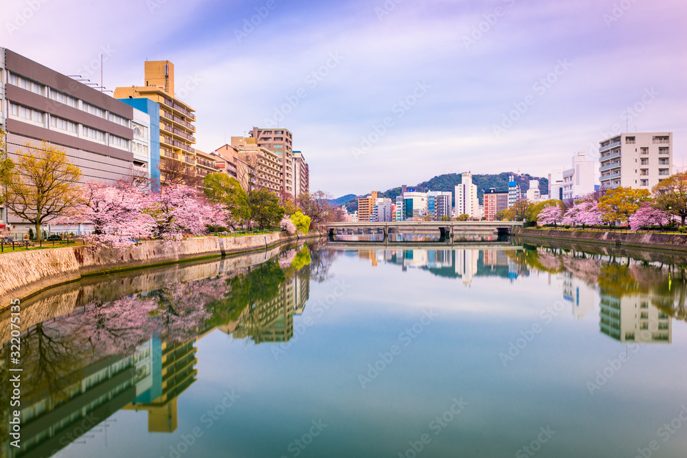 Obraz premium Hiroshima, Japan Downtown Cityscape on the Enko River