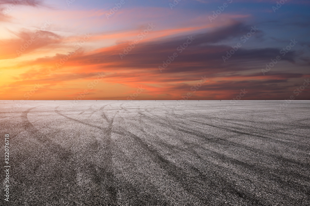 Obraz premium Empty asphalt road and sunset sky landscape in summer