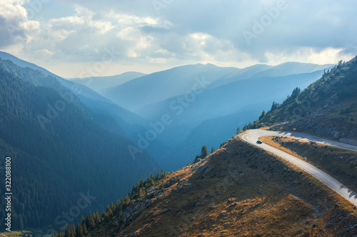Droga w górach w Rumunii. 