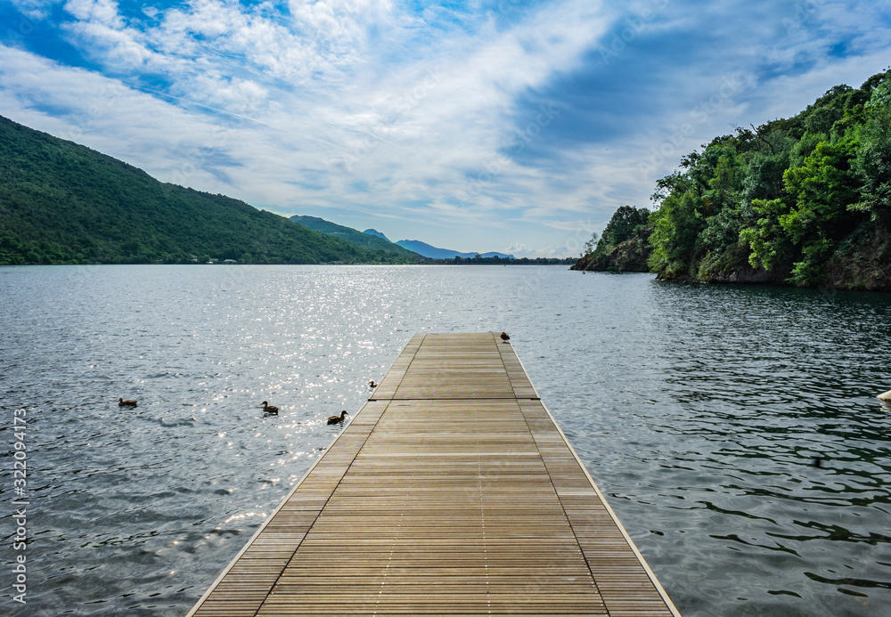 Pontile a Mergozzo (Verbania) sul lago