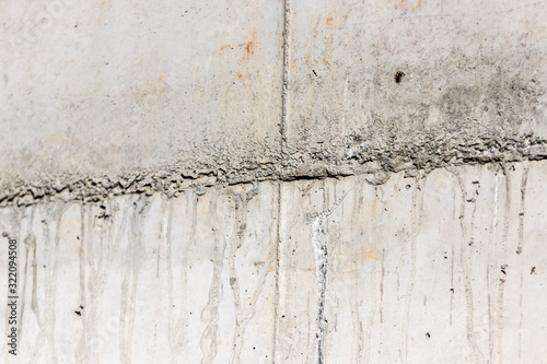 graue Wand mit Beton und etwas Schmutz