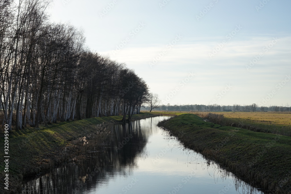 Flusslandschaft im Abendlicht bei Lübbenau im Spreewald Flusslandschaft im Abendlicht bei Lübbenau im Spreewald
