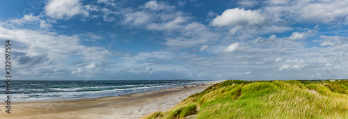Sandstrand und Dünenlandschaft von Vejers Strand,  Dänemark