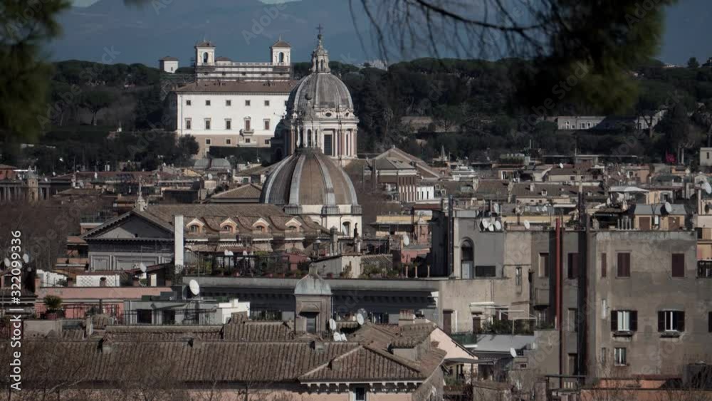 Roma, Italia. Gianicolo, vista della città con sullo sfondo monti e paesi. Roma, Italia. Gianicolo, vista della città con sullo sfondo monti e paesi.